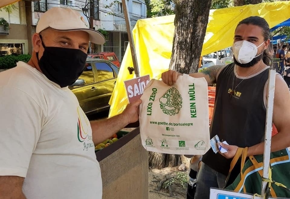 Feiras Ecológicas da Redenção celebram a marca histórica de embalagens que deixaram de ser distribuídas em dois anos de campanha de conscientização